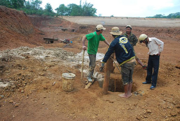 Với phương pháp tưới truyền thống, nguồn nước đang ngày một cạn kiệt