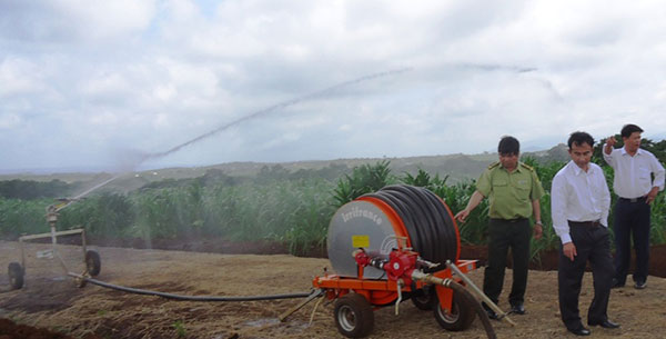 Xe-tuoi-tu-cuon-Irrifrance-Mini-50mm-110m thiết bị tưới cánh đồng cỏ diện tích lớn